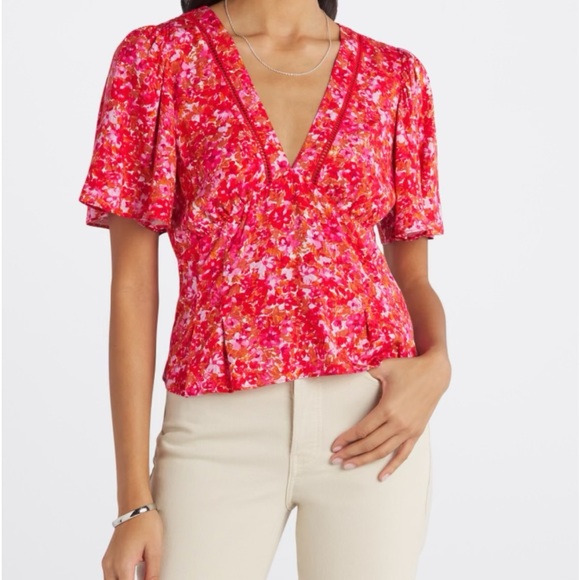 LOST + WANDER PETAL PATCH FLUTTER SLEEVE TOP - Picture 2 of 6